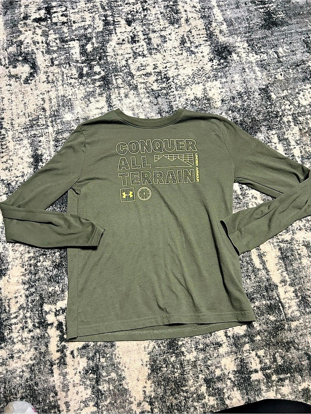 Under Armour Boys Medium Long Sleeve Graphic Tee in Green